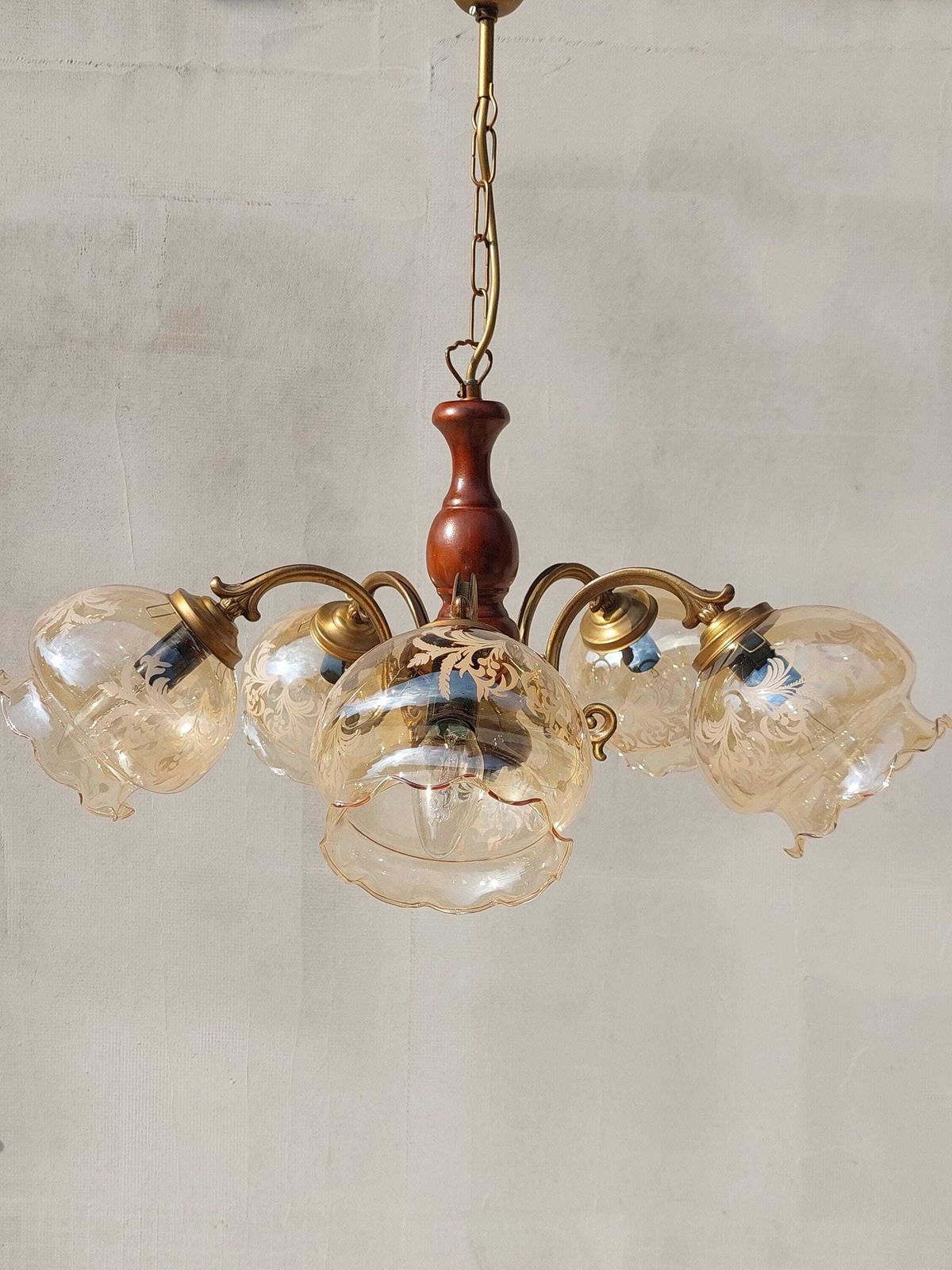 Vintage Brass And Wood Chandelier – 5 Arm Ceiling Light With Amber Etched Glass Tulip Shades, Mid Century Rustic Farmhouse Lighting Fixture