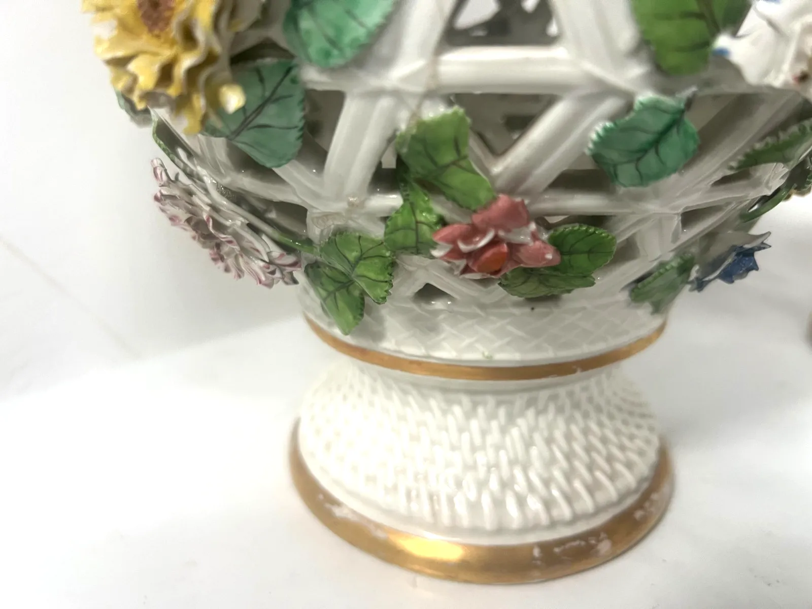 "Saxony" Pair Of Polychrome Porcelain Openwork Balustrade Vases 19th Century photo vinterior