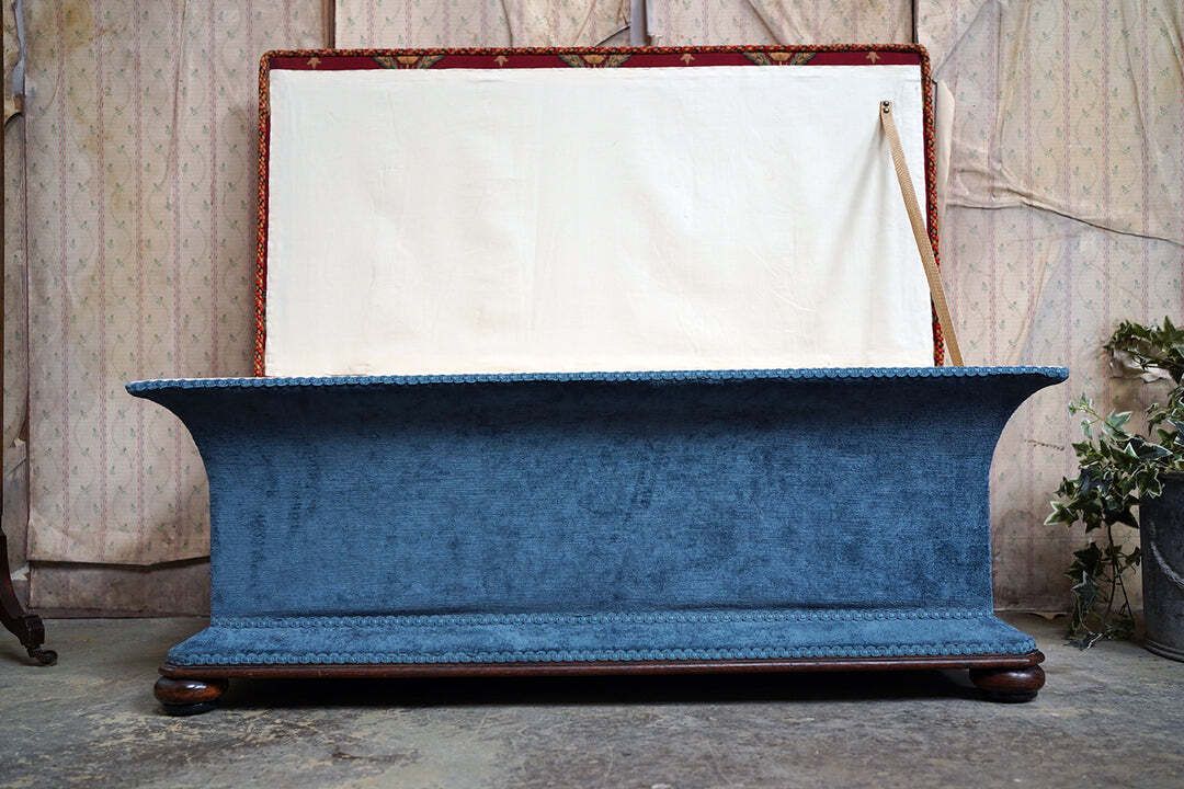 photo vinterior An Early Victorian Mahogany Framed Country House Ottoman C.1840