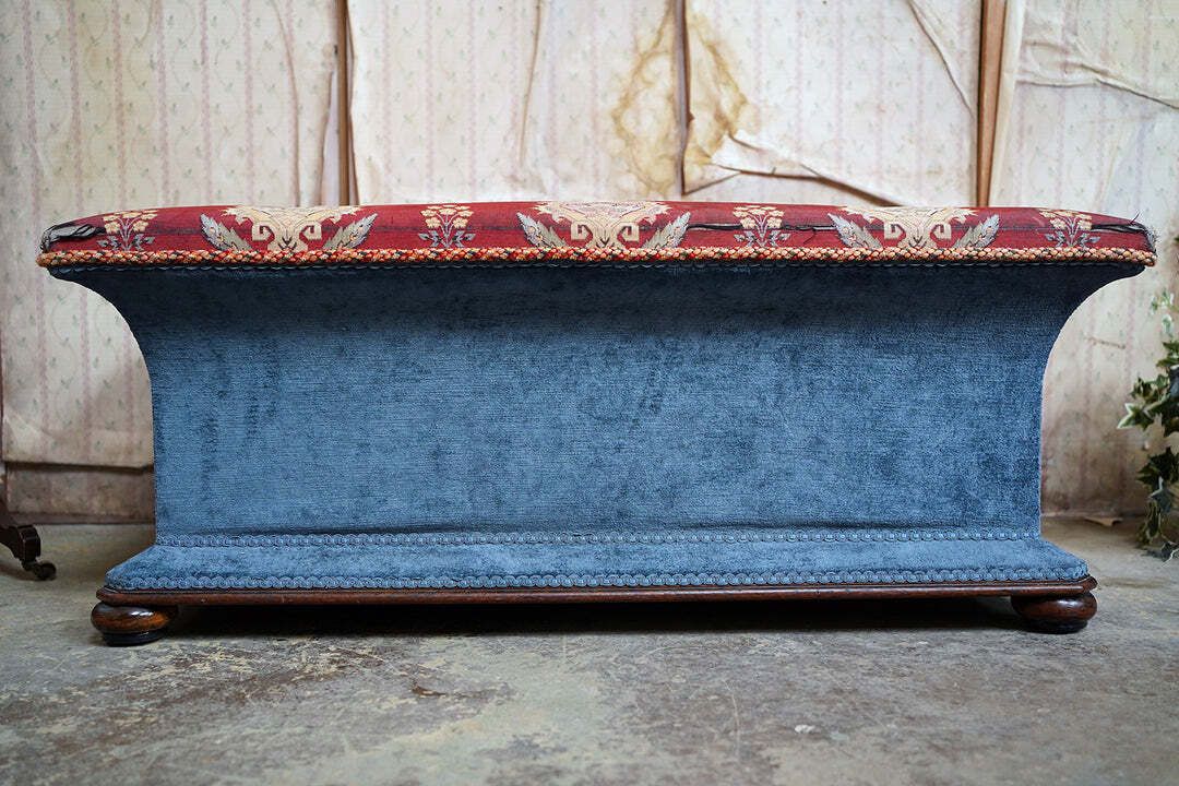 photo vintage An Early Victorian Mahogany Framed Country House Ottoman C.1840