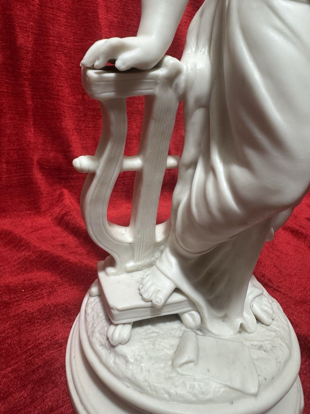 photo vintage Antique Victorian Parian Ware Robed Lady Standing With Lyre Figure Sculpture