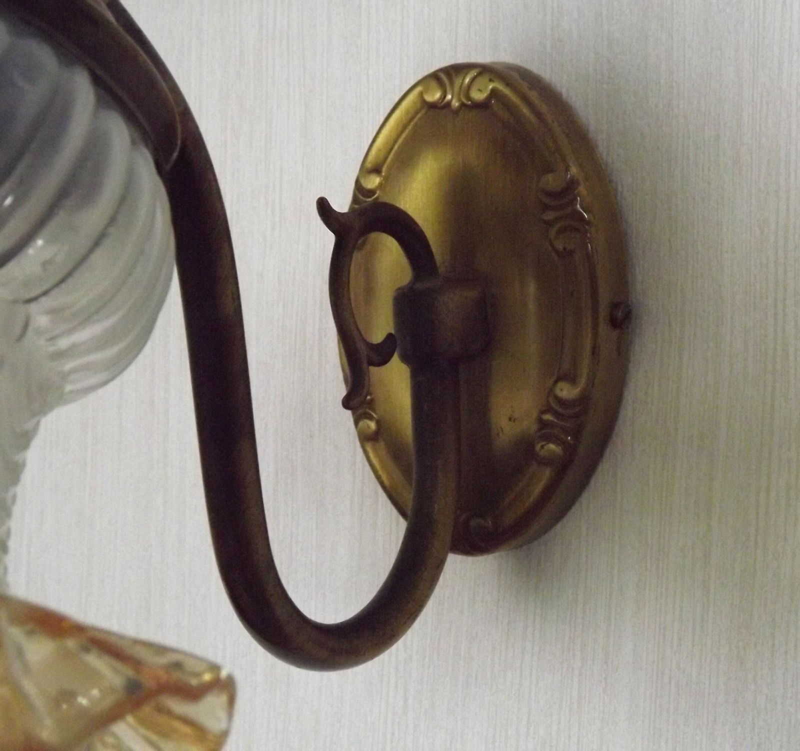 French Mid Century  Brass Single Wall Light With Patterned Frilled Glass Shade. photo for sale