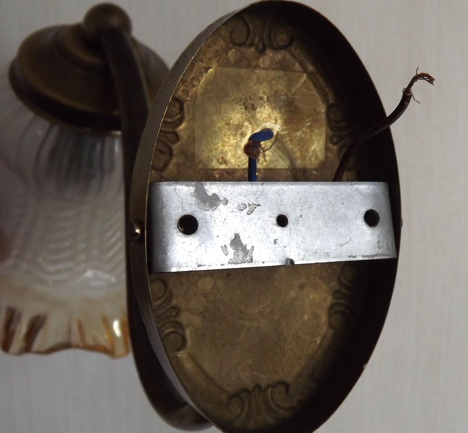 French Mid Century  Brass Single Wall Light With Patterned Frilled Glass Shade. photo buy