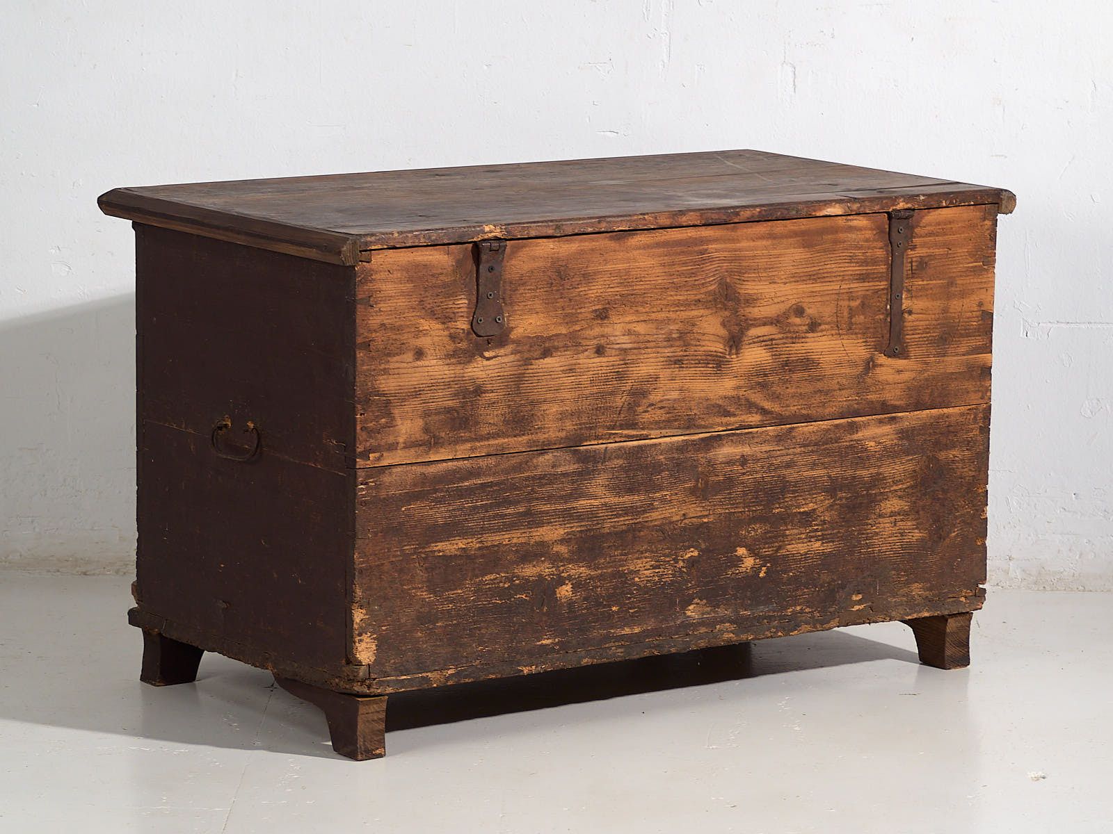photo furniture Antique Bridal Chest With Carved Vegetal Decoration