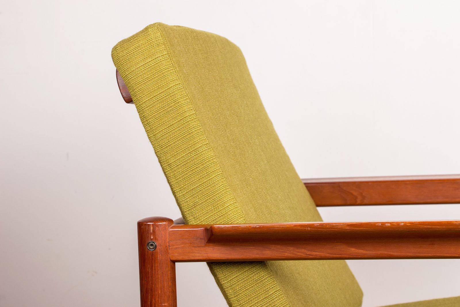 Fauteuil danois en teck et tissu, par Børge Jensen & Sønner pour Bernstorffsminde Møbelfabrik A/S, 1960. photo Mobilier