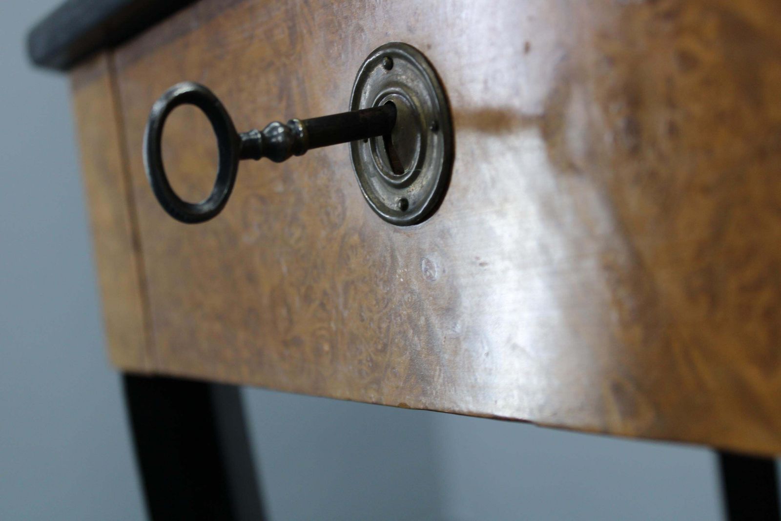 19e Eeuwse Biedermeier Naaitable, Oostenrijk photo vintage