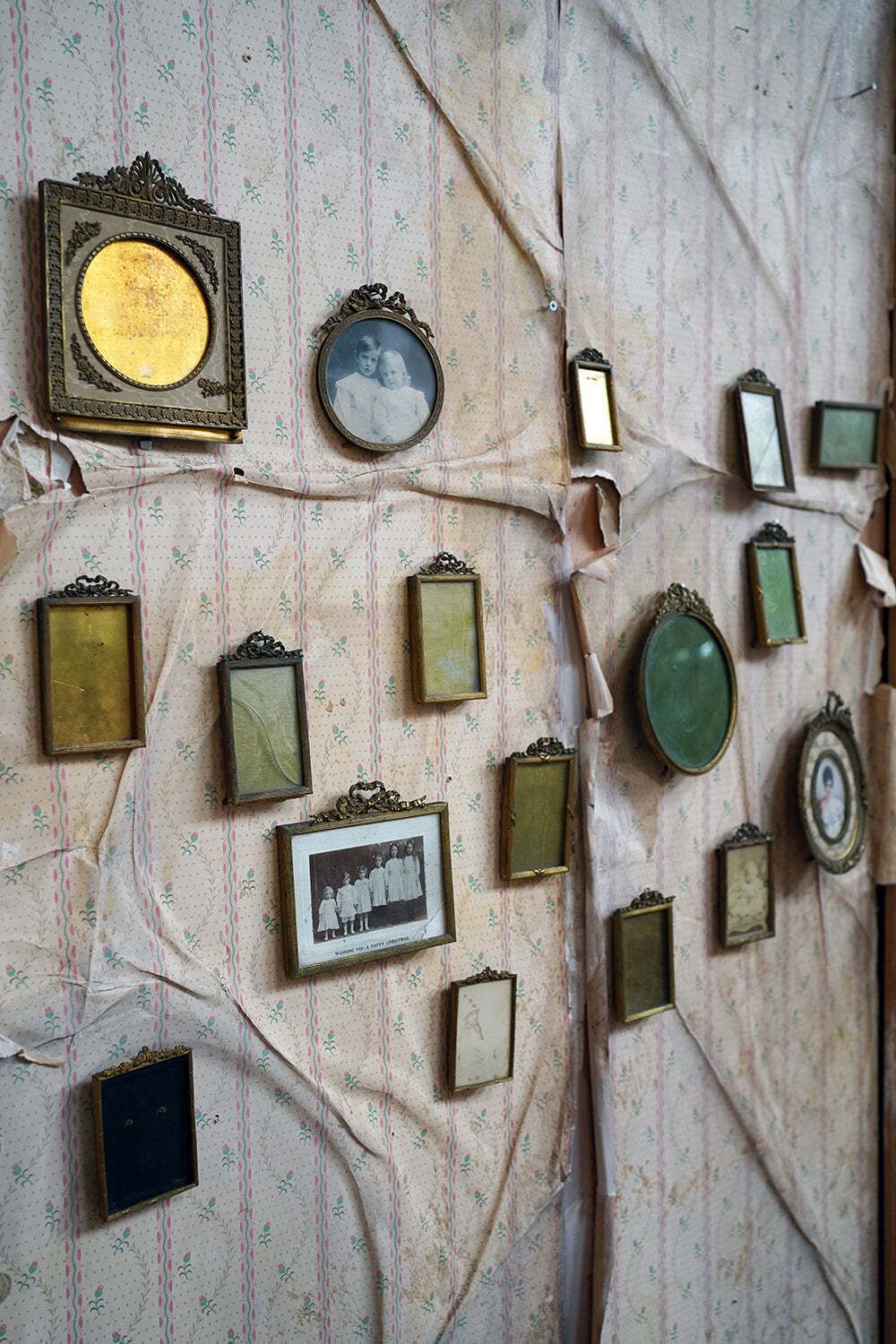 A Large Collection Of Seventeen Late Victorian & Edwardian Gilt Metal Photograph Frames C.1900 photo for sale