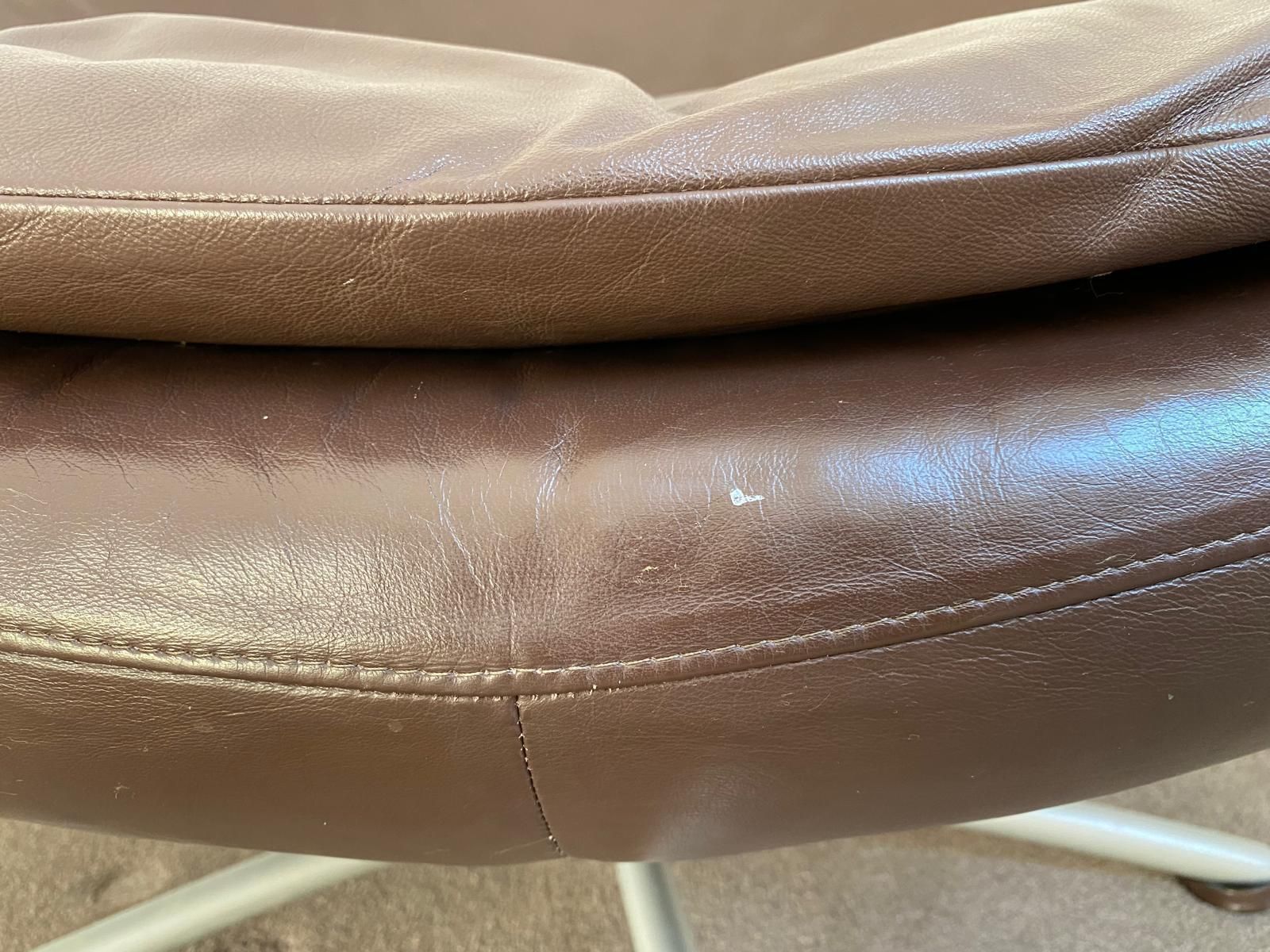 photo vinterior Gerard Van Den Berg “Gigi” Leather Swivel Chair From Heals.