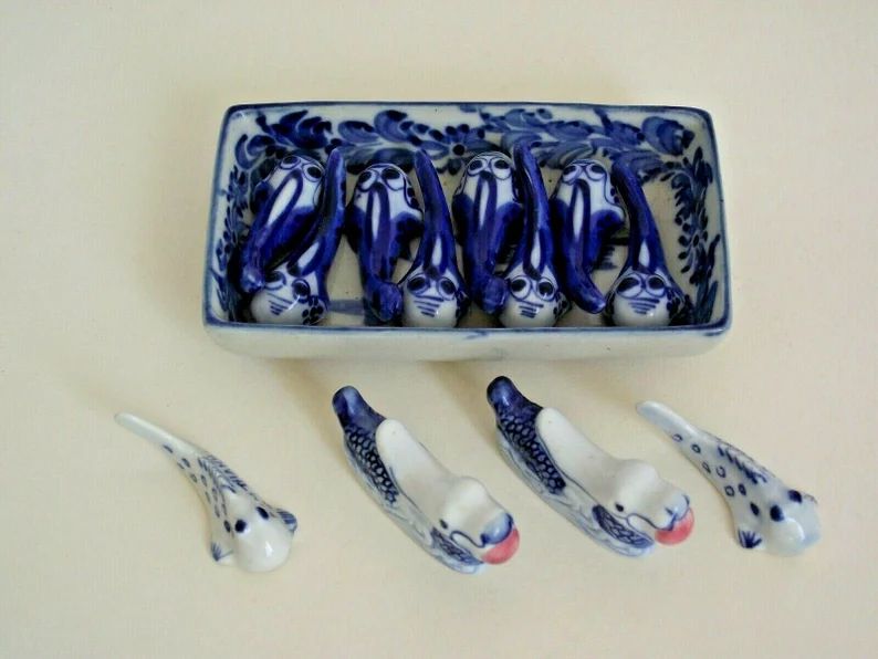 12 porte-baguettes en faïence bleue et blanche en forme de poisson et plateau, Viet Nam photo Décoration