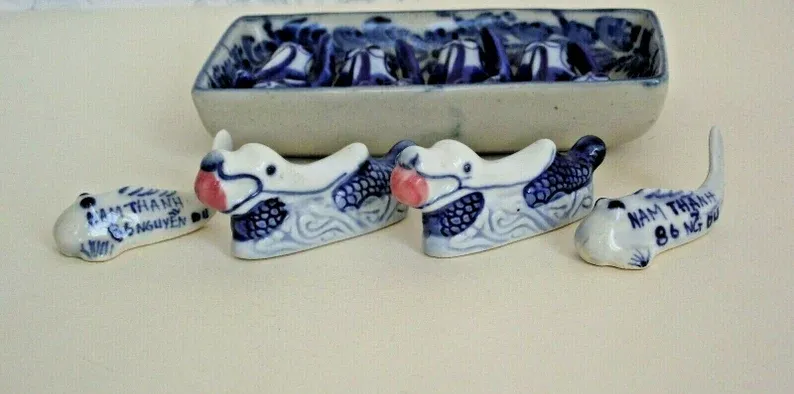 12 porte-baguettes en faïence bleue et blanche en forme de poisson et plateau, Viet Nam photo vintage