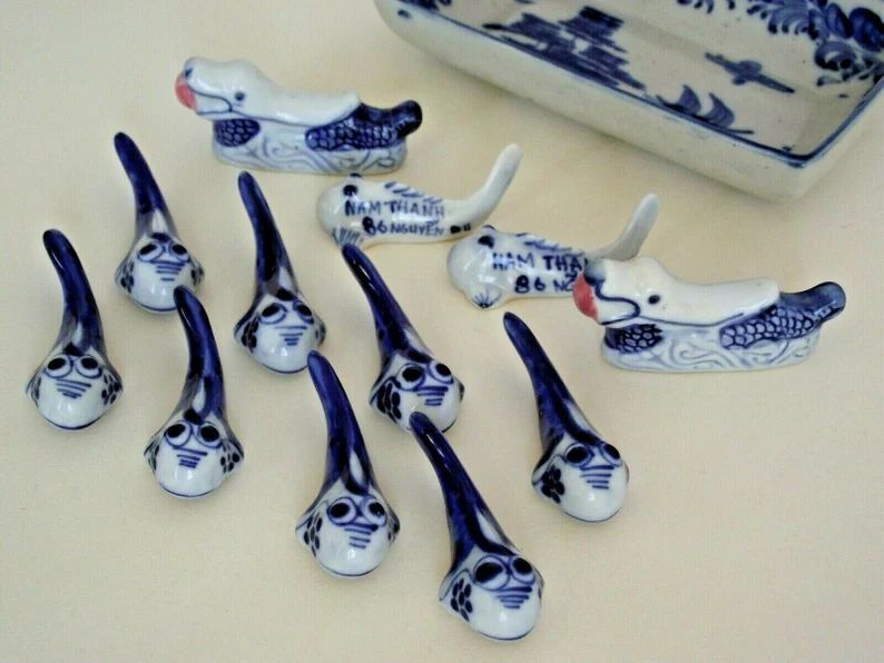12 porte-baguettes en faïence bleue et blanche en forme de poisson et plateau, Viet Nam photo furniture