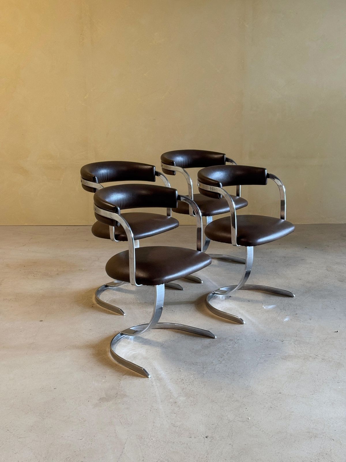 Set Van 4 Gegoten Ijzeren Verchroomde Eetkamerstoelen Met Bruine Leren Zitting, Jaren 1970