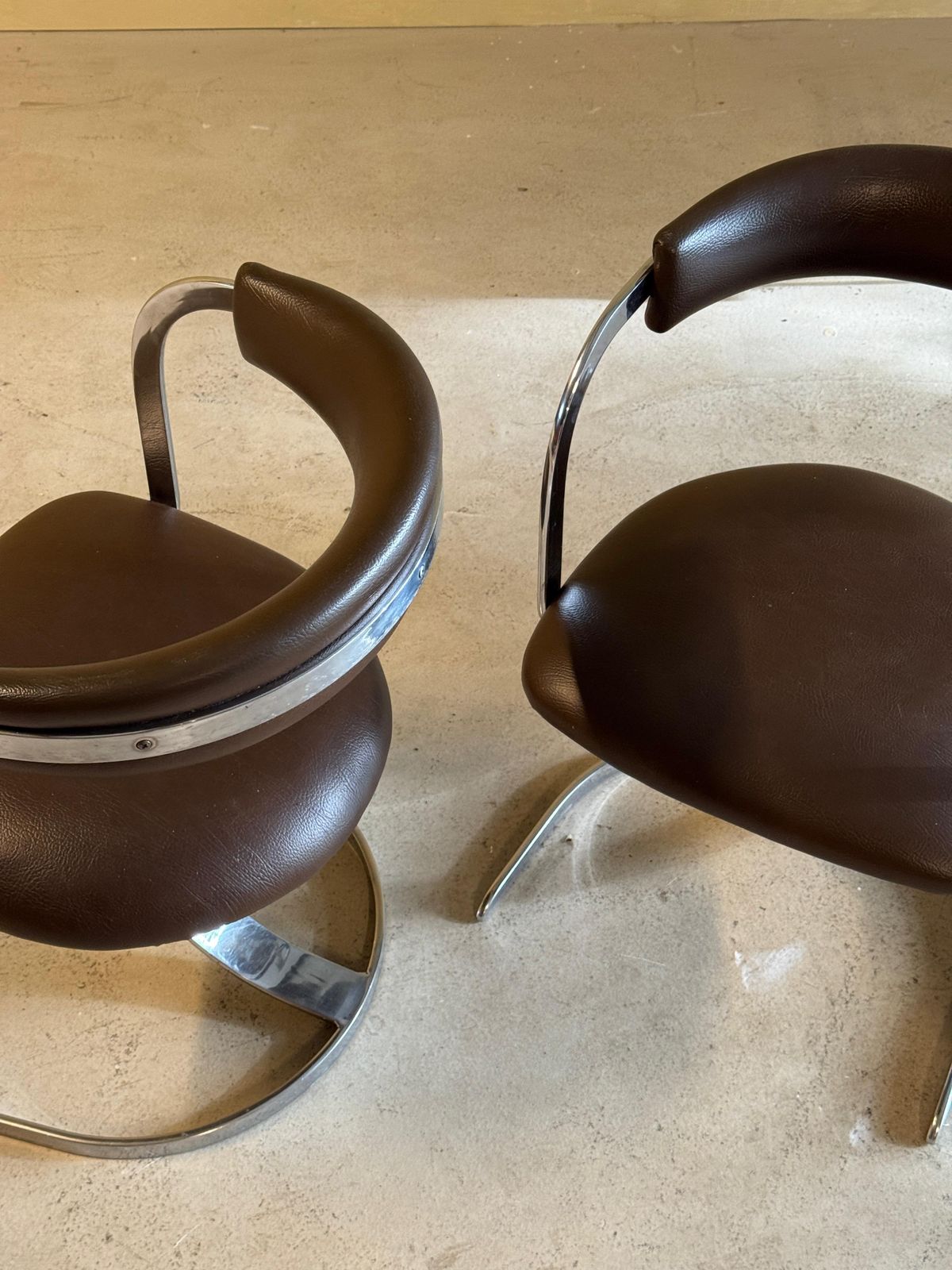 photo for sale Set Van 4 Gegoten Ijzeren Verchroomde Eetkamerstoelen Met Bruine Leren Zitting, Jaren 1970