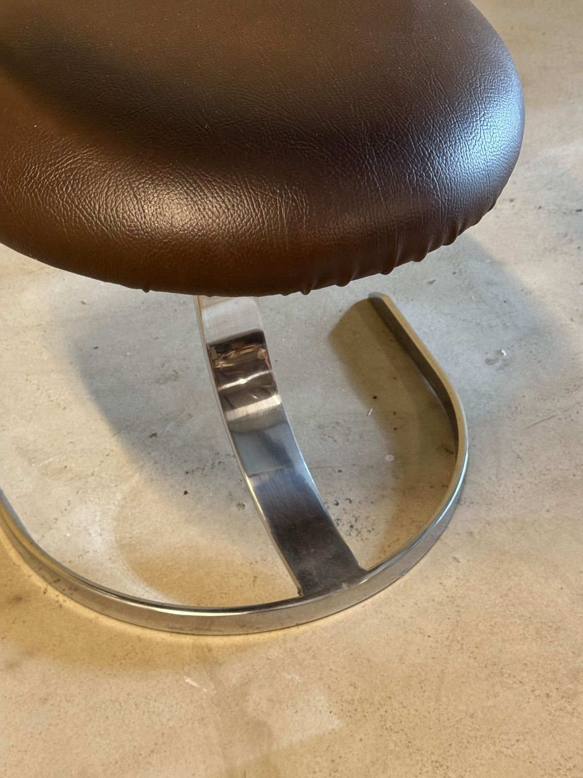 2850.0 Set Van 4 Gegoten Ijzeren Verchroomde Eetkamerstoelen Met Bruine Leren Zitting, Jaren 1970 photo