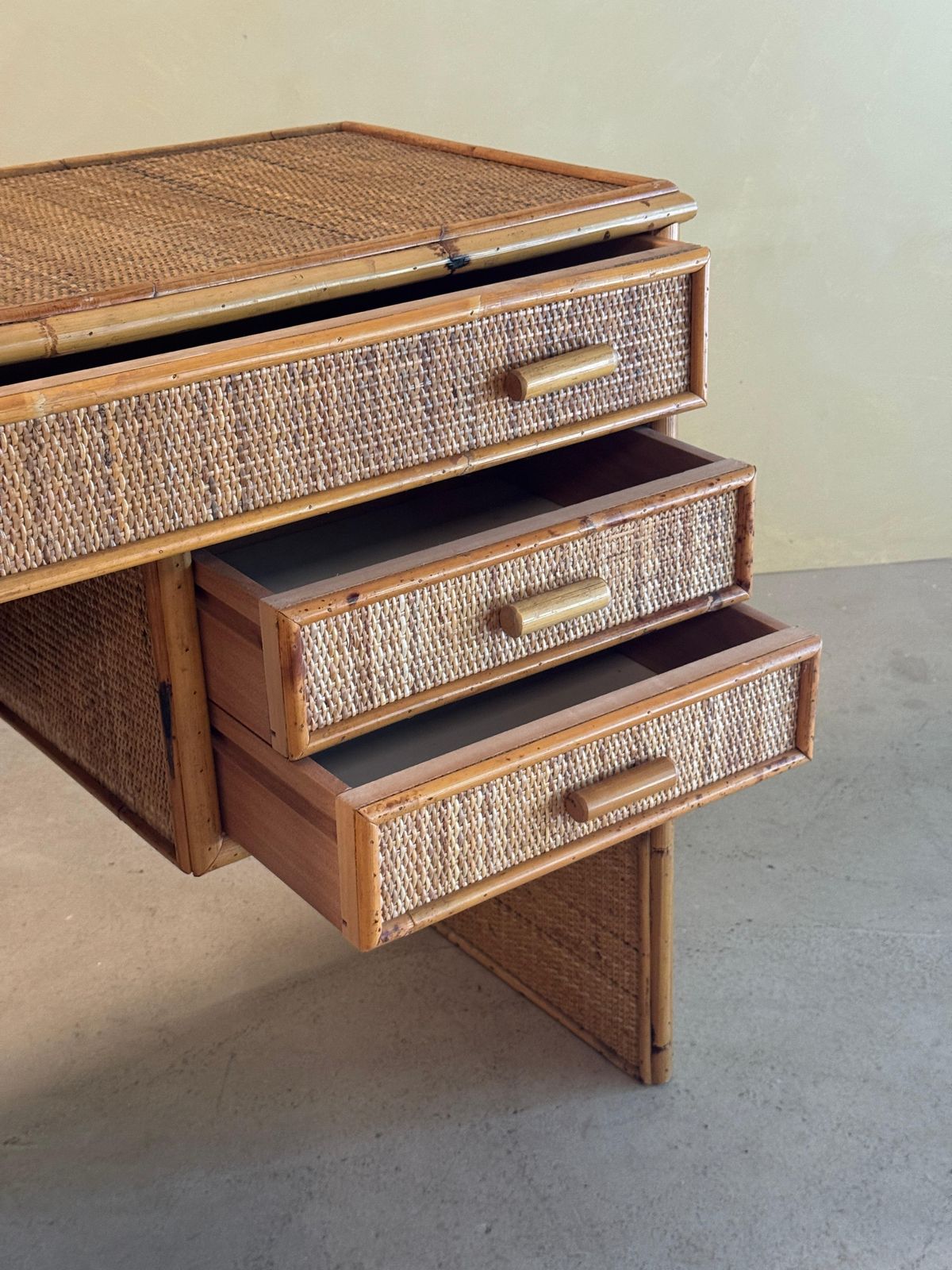 Mid Century Bureau Van Bamboe En Rotan, Jaren 1970 photo furniture