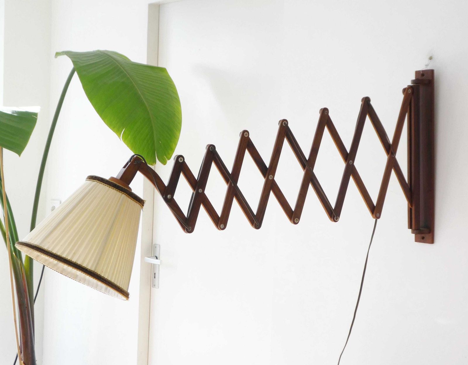 Vintage Extra Long Wooden Accordion Lamp, Scandinavian Scissor Extendable Light With Beige Pleaded Fabric Shade