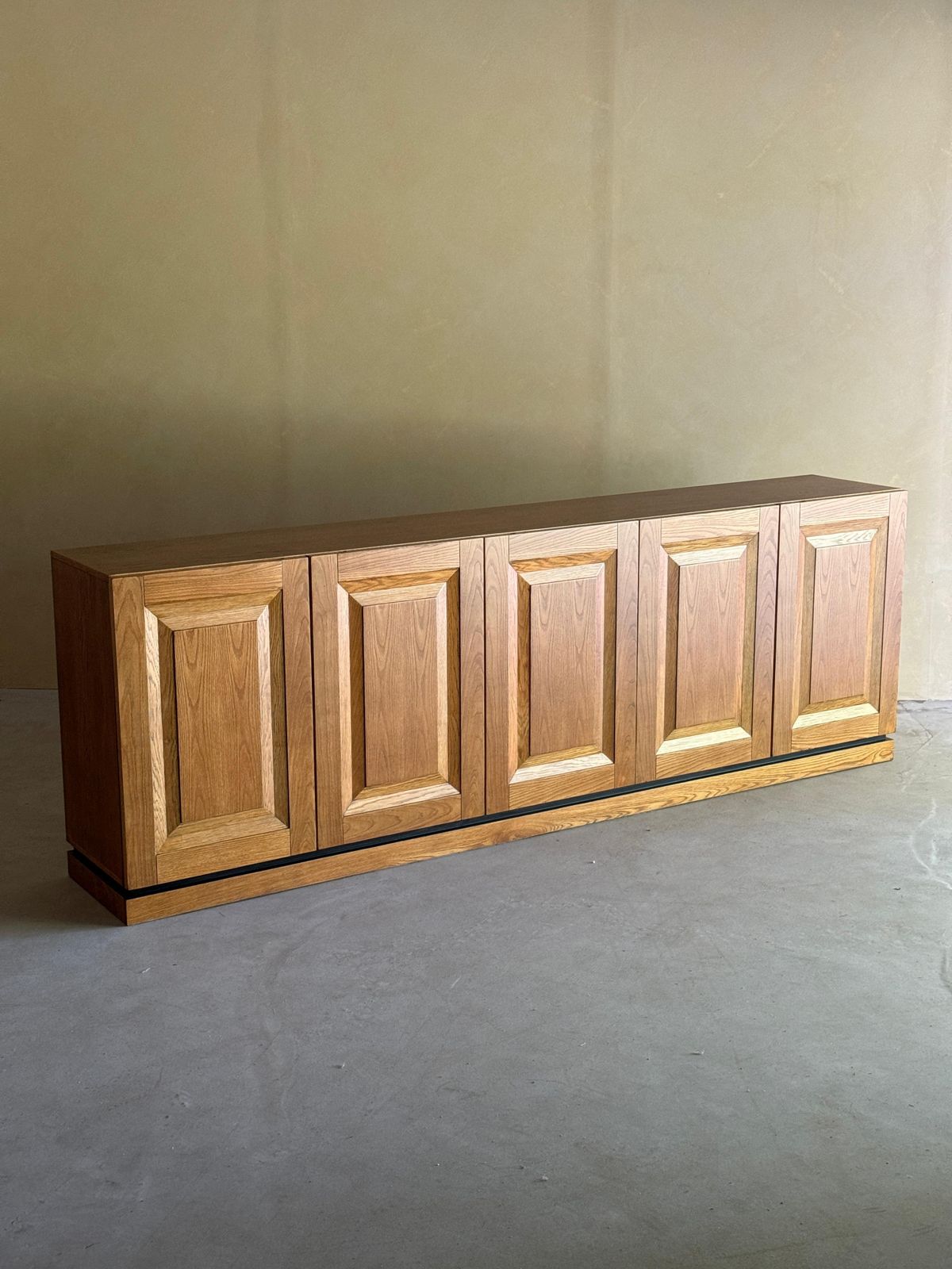 Grote Eiken Brutalistische Credenza, Midden 20e Eeuw photo for sale