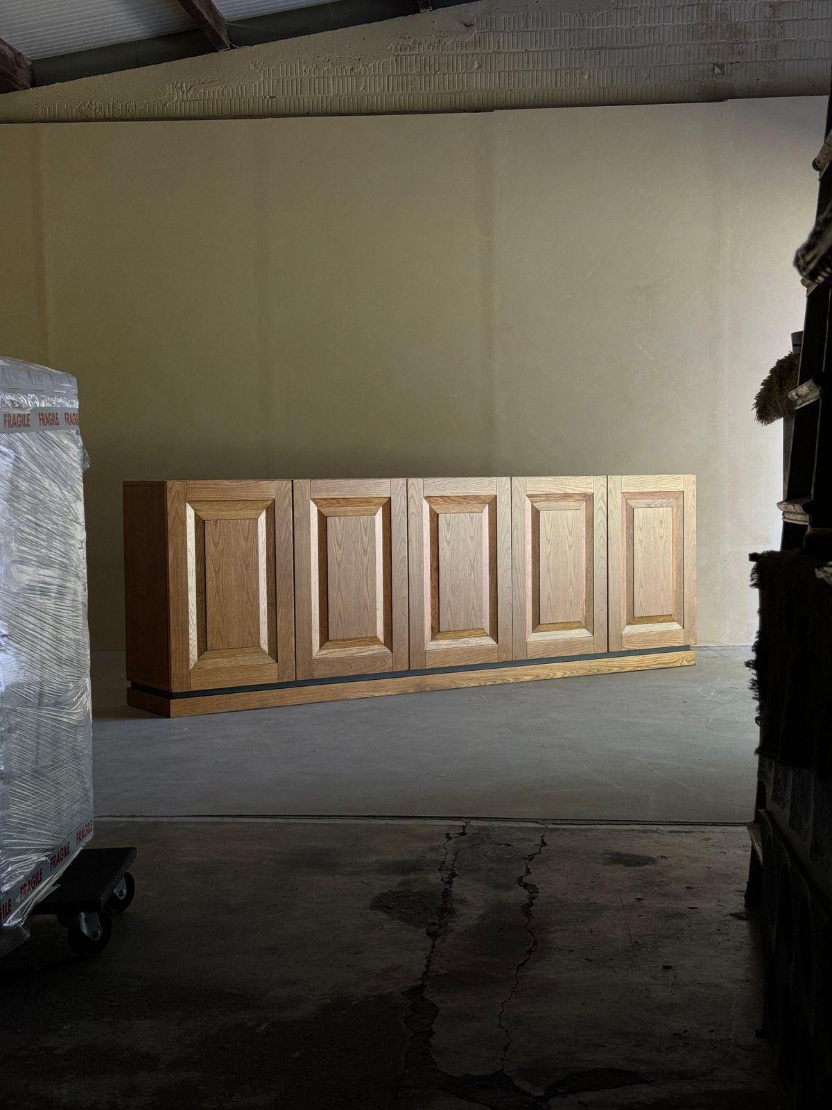 photo buy Grote Eiken Brutalistische Credenza, Midden 20e Eeuw
