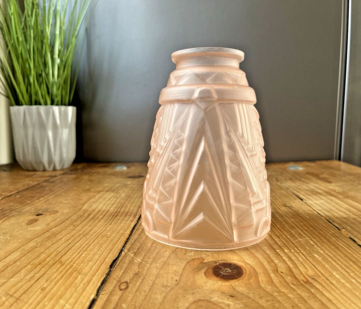 photo vintage Superb French Satin Pink Art Deco Frosted Glass Light Ceiling Lamp Shade Muller Freres Luneville