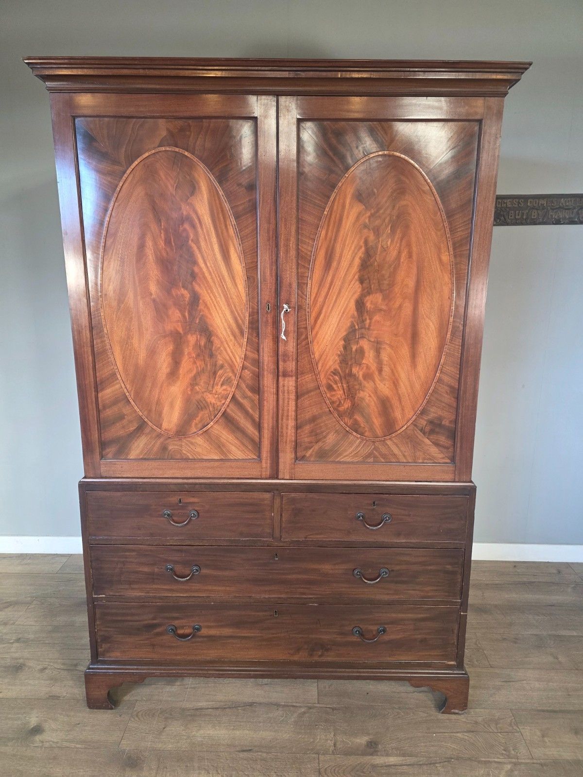 photo vintage Antique Mahogany Linen Press
