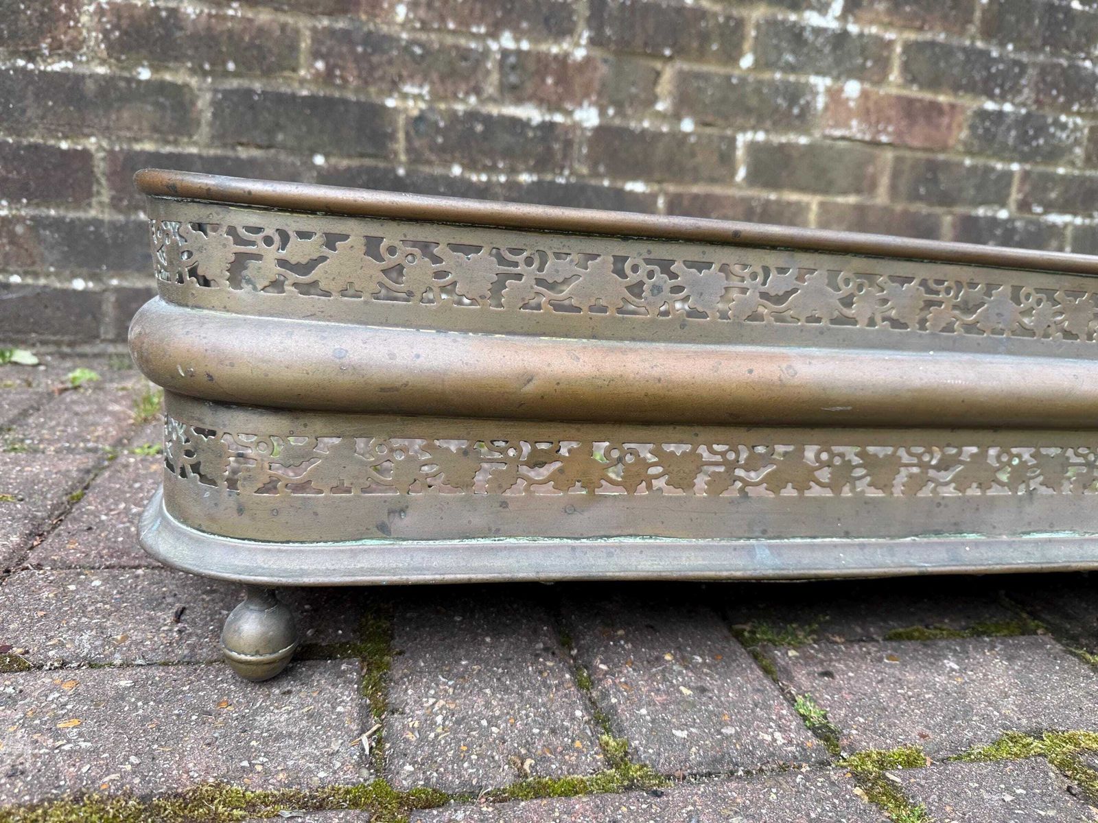 Victorian Pierced Brass Metal Quality Fireplace Fender, Fire Hearth Guard   Attractive Detail, Vgc photo 185.0