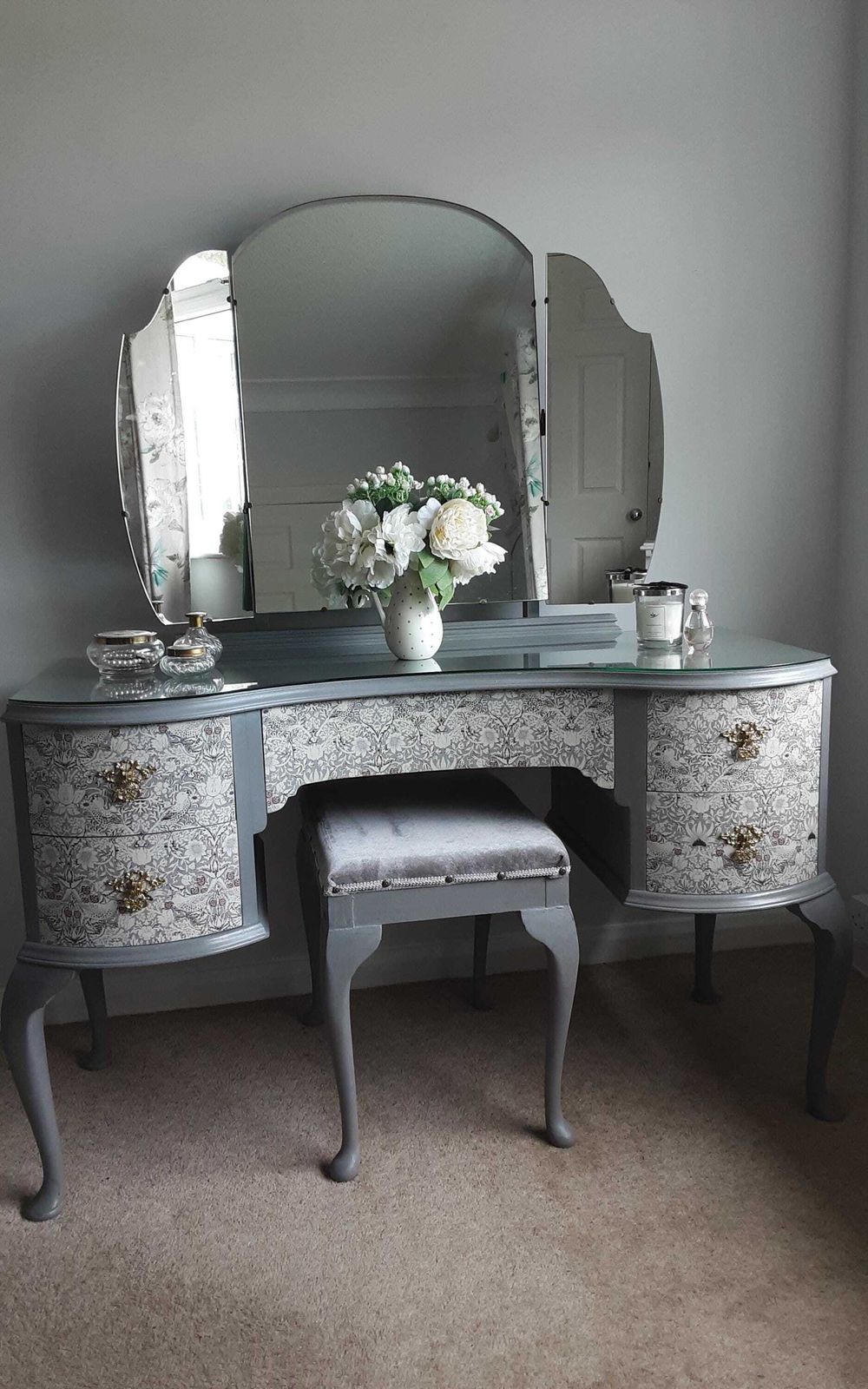 Queen Anne Style Dressing Table. photo furniture