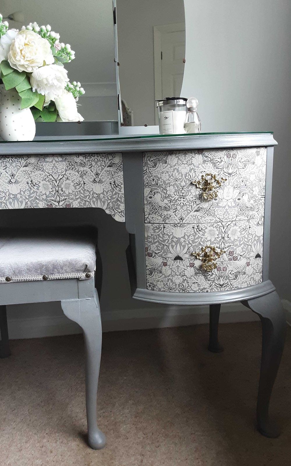 Queen Anne Style Dressing Table. photo vinterior