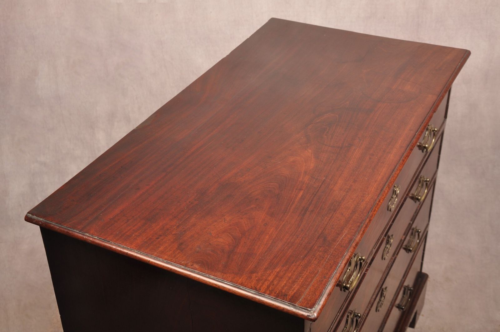 4800.0 Very Fine Early 18th Century Mahogany Chest Of Drawers photo