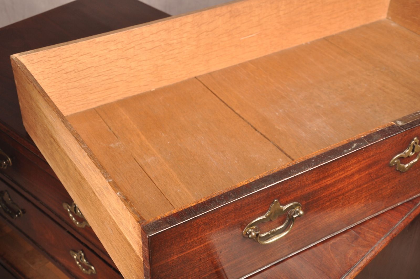 photo buy Very Fine Early 18th Century Mahogany Chest Of Drawers