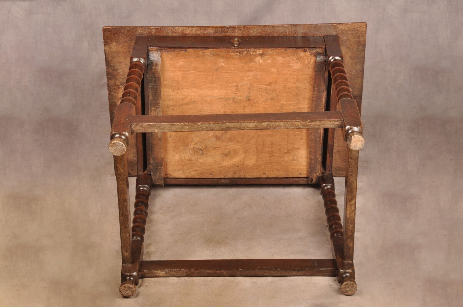 photo furniture 17th Century Oak Bobbin Turned Side Table