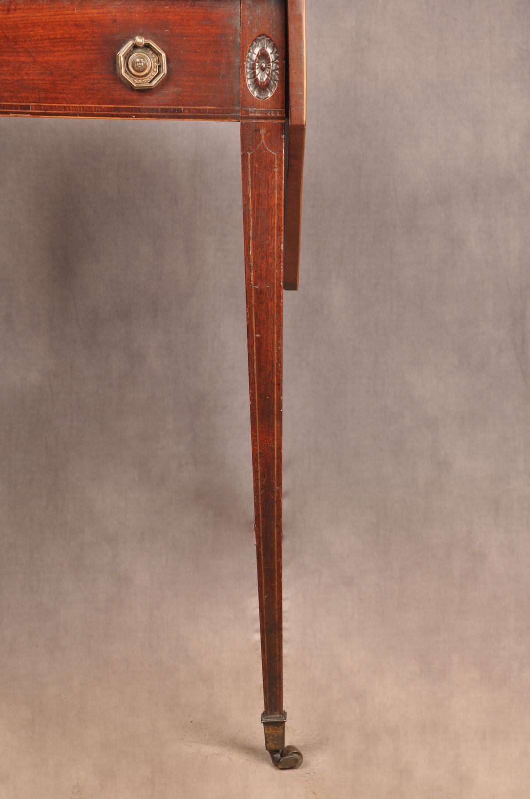 photo furniture An Exceptional Late 18th Century Mahogany Pembroke Table
