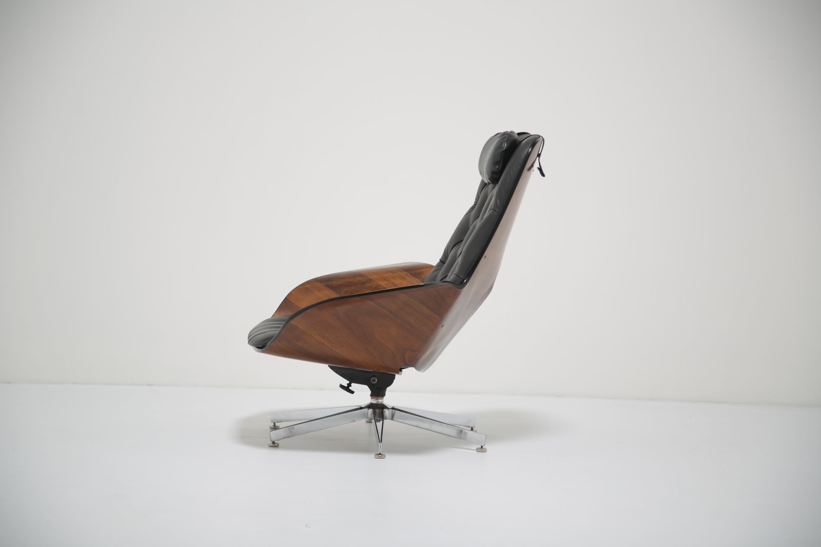 George Mulhauser For Plycraft: Iconic 'Mr. Chair' Lounge Chair In Sculpted Walnut & Black Leather, USA, 1960s photo for sale