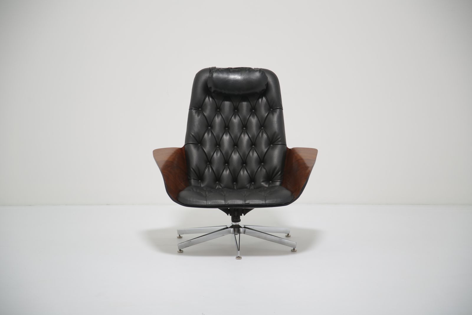 George Mulhauser For Plycraft: Iconic 'Mr. Chair' Lounge Chair In Sculpted Walnut & Black Leather, USA, 1960s