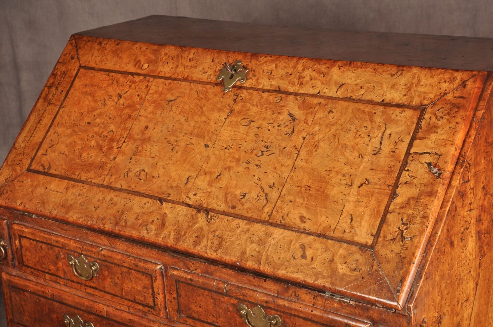 photo vintage Exceptional Early 18th Century Burr Elm Bureau