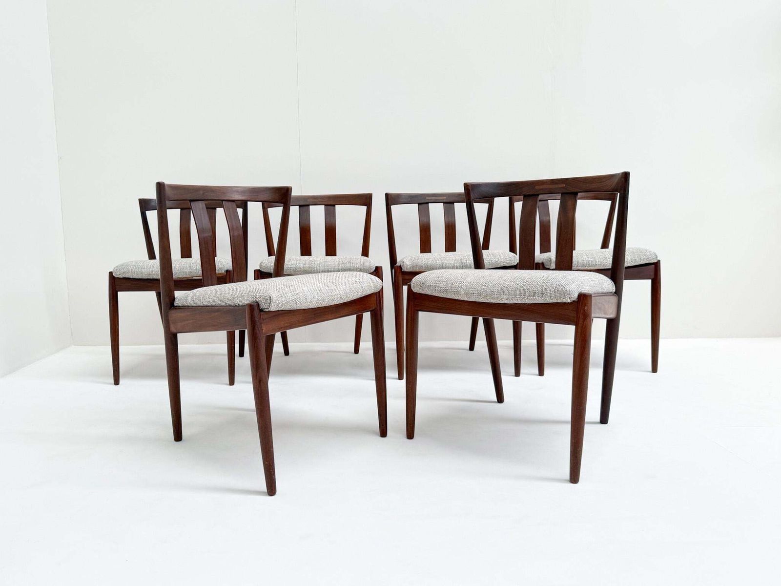 Set Of 6 Kai Kristiansen Dining Chairs In Teak – Newly Upholstered photo furniture