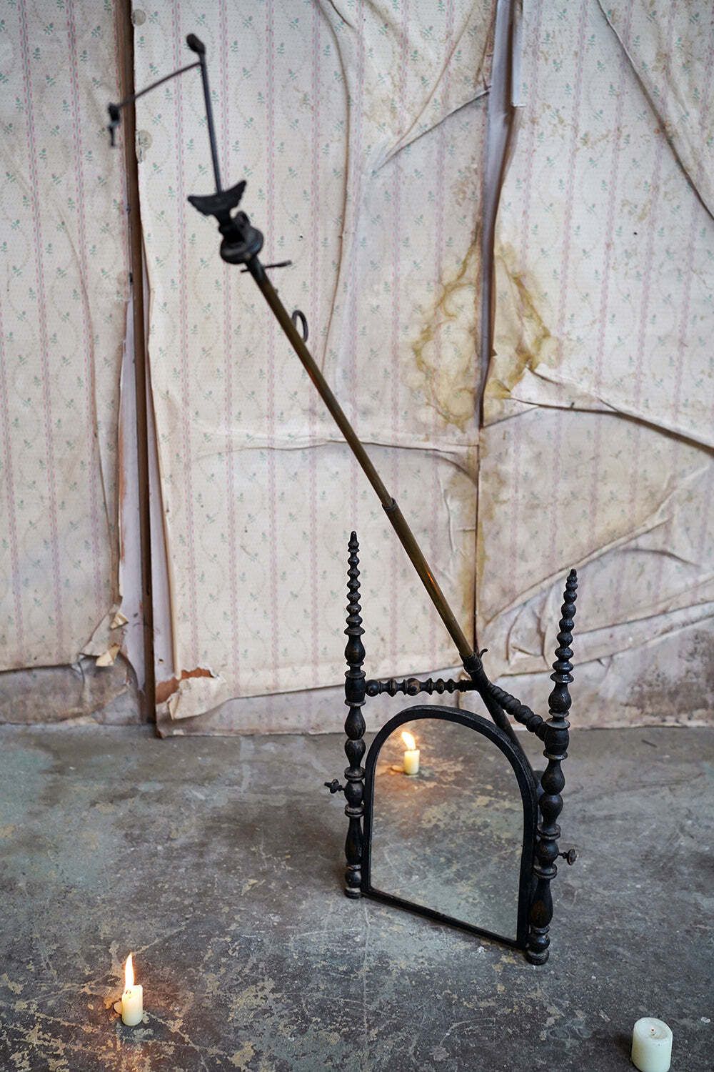 photo vinterior A Unique Early Victorian Ebonised & Bobbin Turned Adjustable Telescopic Table Mirror C.1850