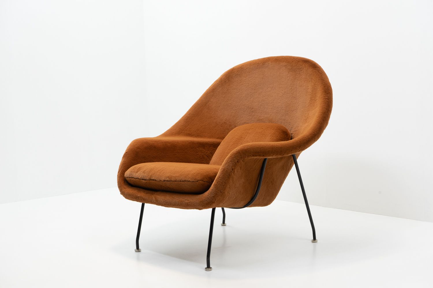 Design Classic: Womb Chair, Saarinen For Knoll, 1960s photo for sale
