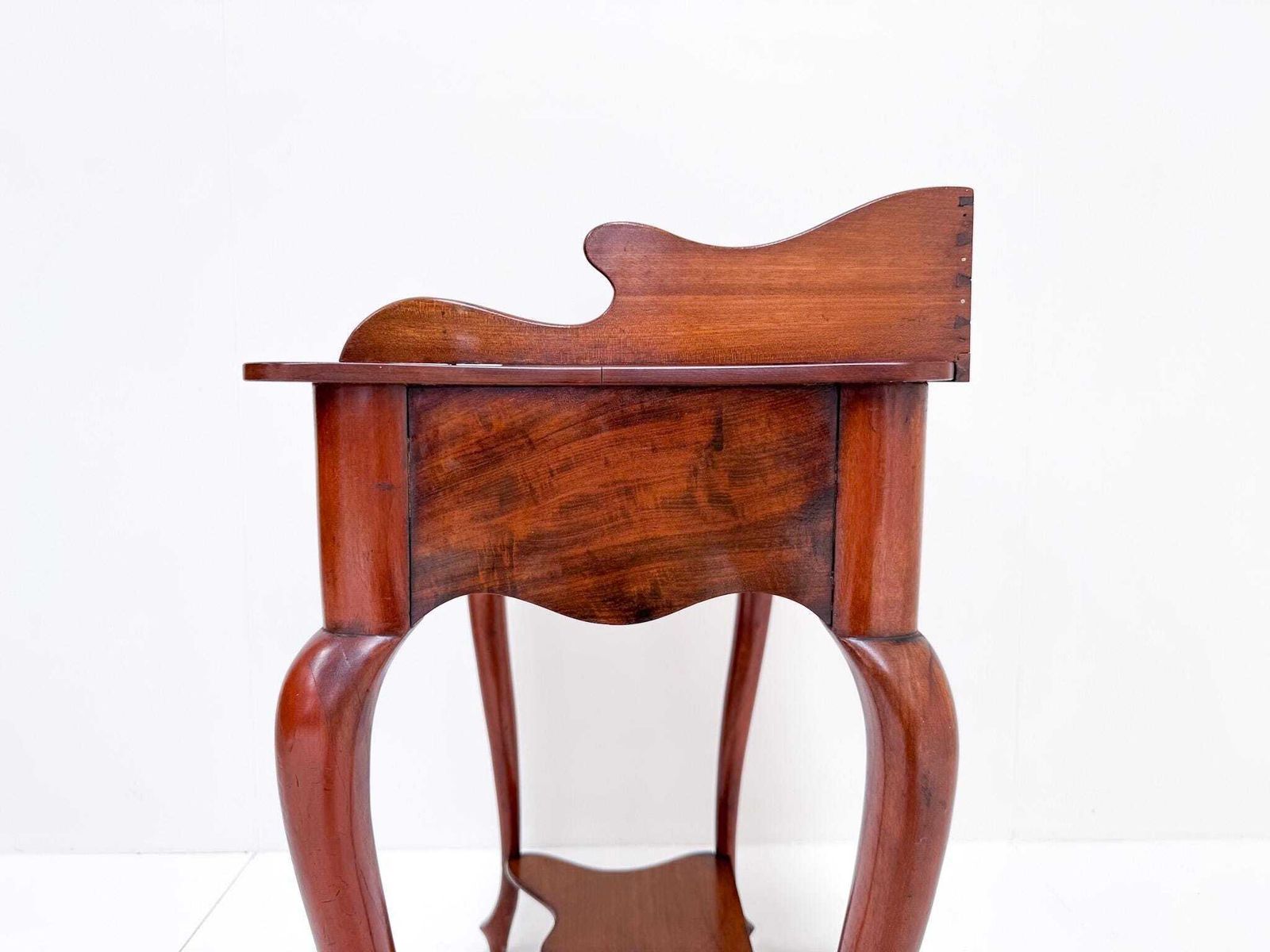 photo furniture Antique Walnut Console Table With Drawer