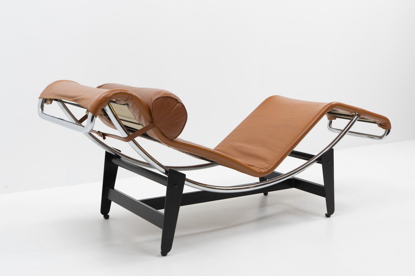 Charlotte Perriand, Le Corbusier    Chaise Longue 2072 / B306 (Lc4) By Wohnbedarf, 1950s photo 11300.0