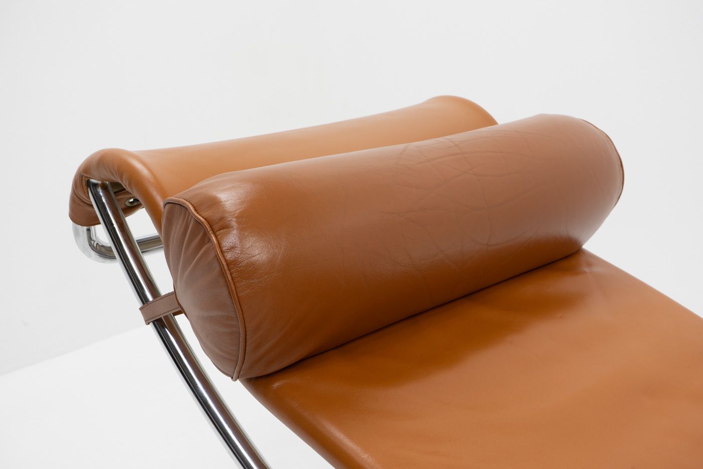 Charlotte Perriand, Le Corbusier    Chaise Longue 2072 / B306 (Lc4) By Wohnbedarf, 1950s photo vinterior