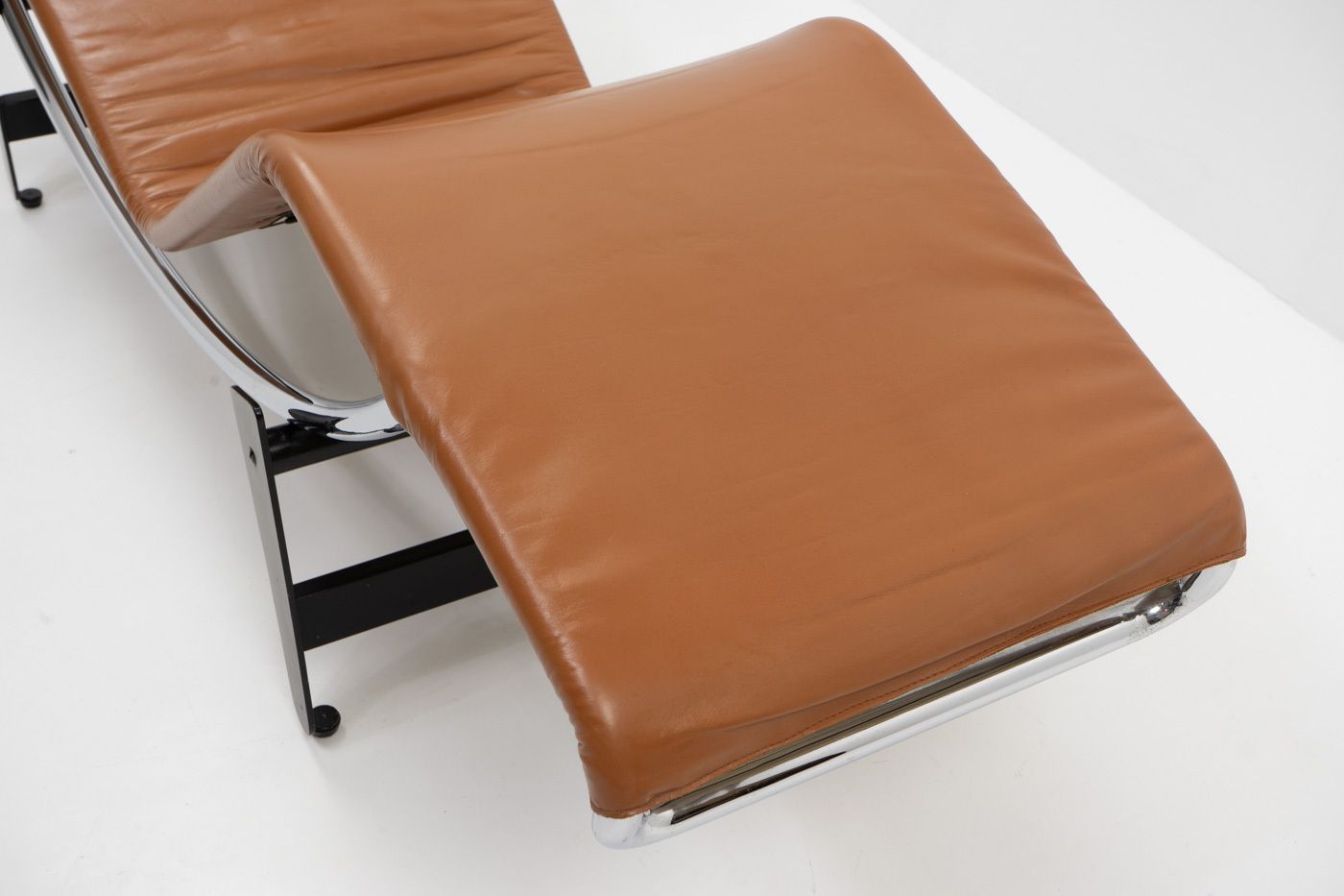 11300.0 Charlotte Perriand, Le Corbusier    Chaise Longue 2072 / B306 (Lc4) By Wohnbedarf, 1950s photo