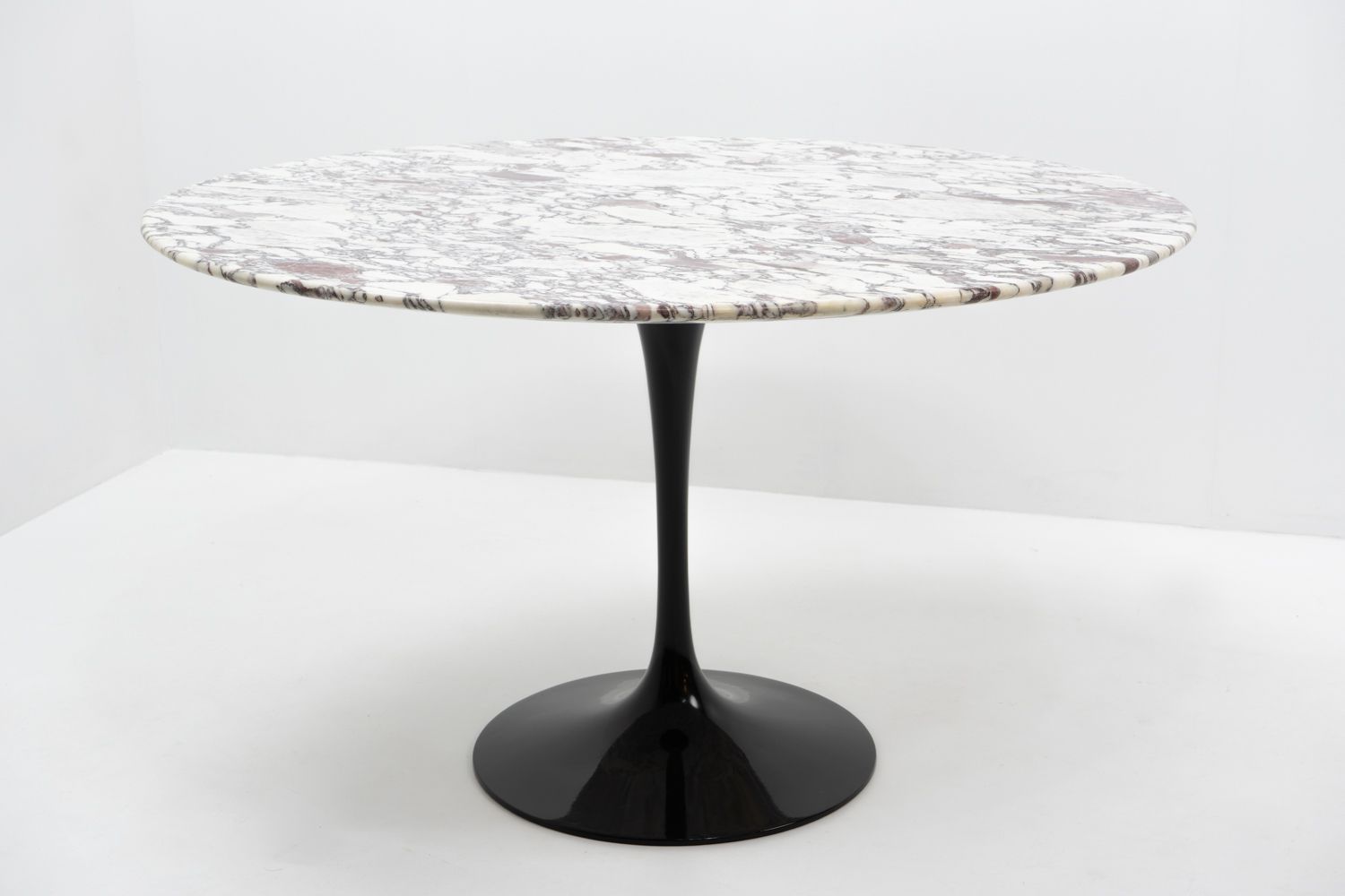 Round Calacatta Viola Marble Dining Table By Eero Saarinen For Knoll, 1970s photo for sale
