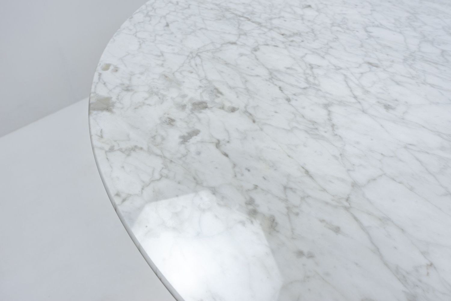 photo furniture Saarinen Round Marble Dining Table For Knoll, 1970s