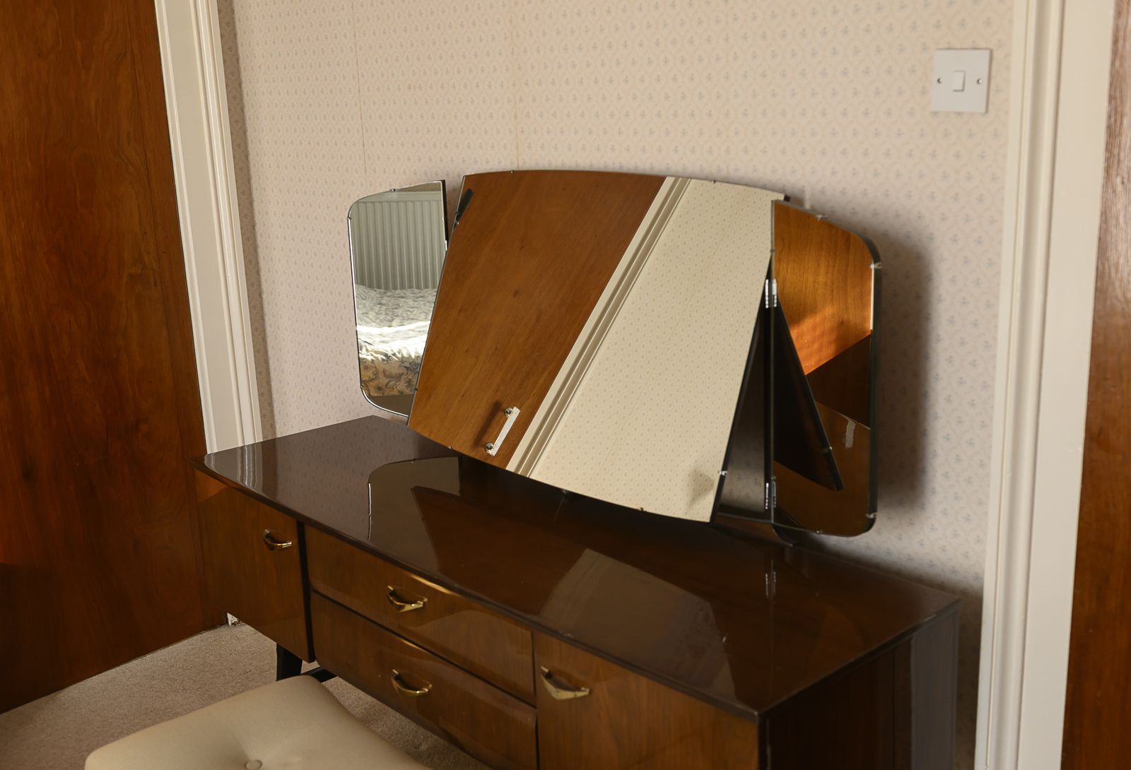A Superb Walnut Veneered Dressing Table By Meredew photo for sale