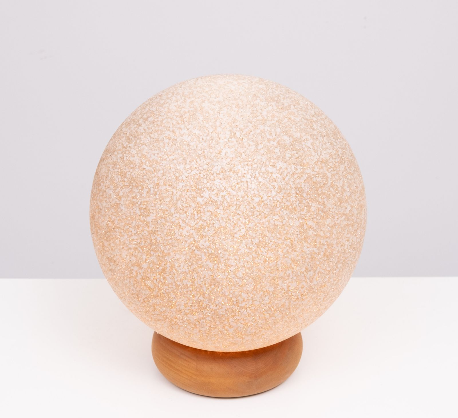 photo furniture Ball Lamp On Pine Base 1970 France
