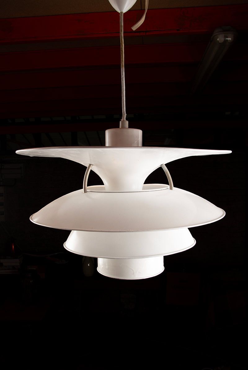 Suspension danoise en métal brossé, modèle PH 6 ½ 6v dite « Charlottenborg », par Poul Henningsen pour Louis Poulsen. photo vinterior