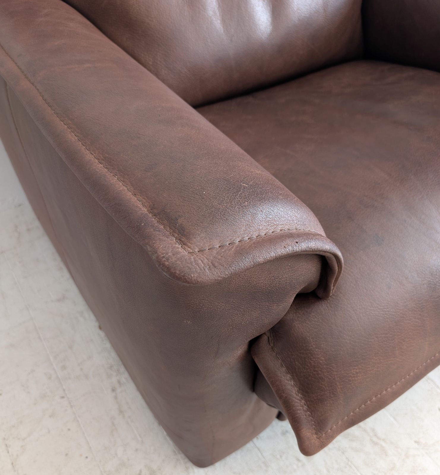 Large Vintage Dutch Mid Century Buffalo Leather Armchair By Leolux, 1970s photo Furniture