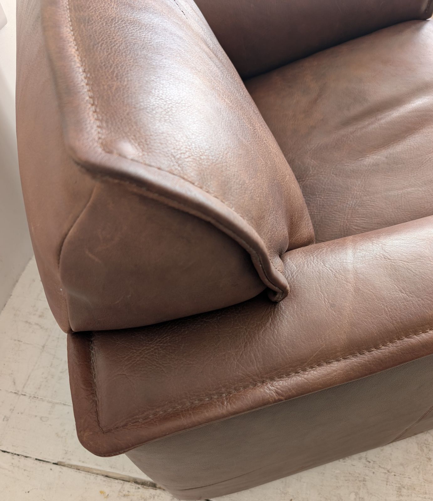 photo vinterior Large Vintage Dutch Mid Century Buffalo Leather Armchair By Leolux, 1970s