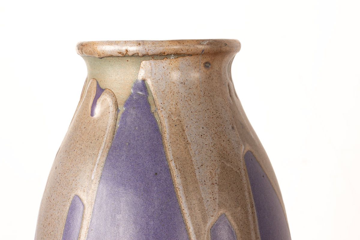 Grand vase Art déco en céramique émaillée violette par Léon Pointu, Grès de Puisaye, 1920. photo Décoration