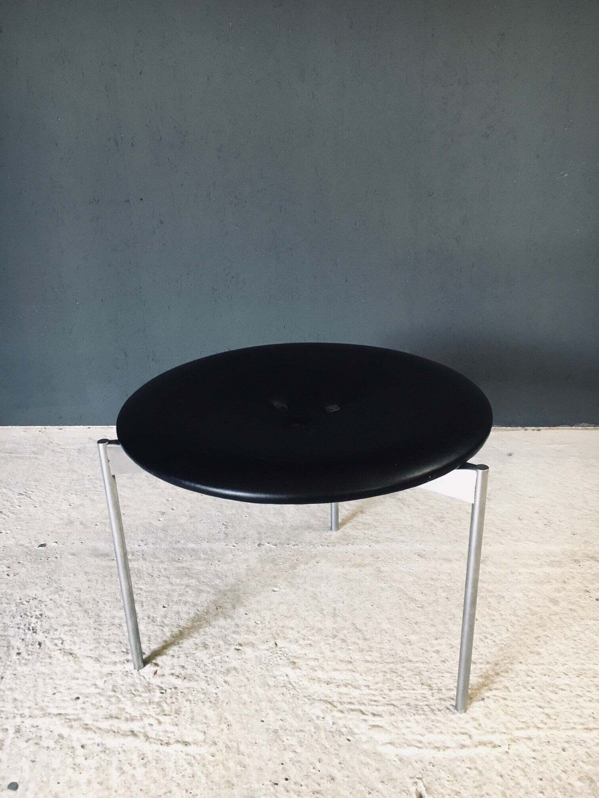 photo furniture Mid Century Modern Design Leren Driepootkruk Van Uno & östen Kristiansson Voor Luxus, Zweden, Ca. Jaren 1960